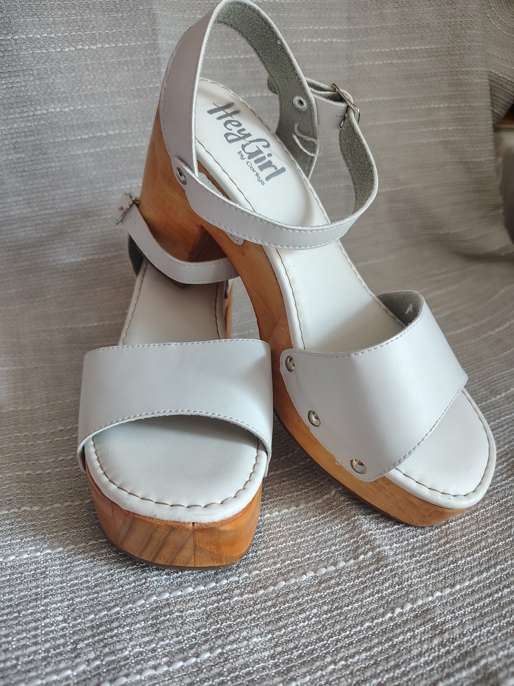 Hey Girl by Corkys White Platform Clog Sandals Size 8 Wood Look Heel